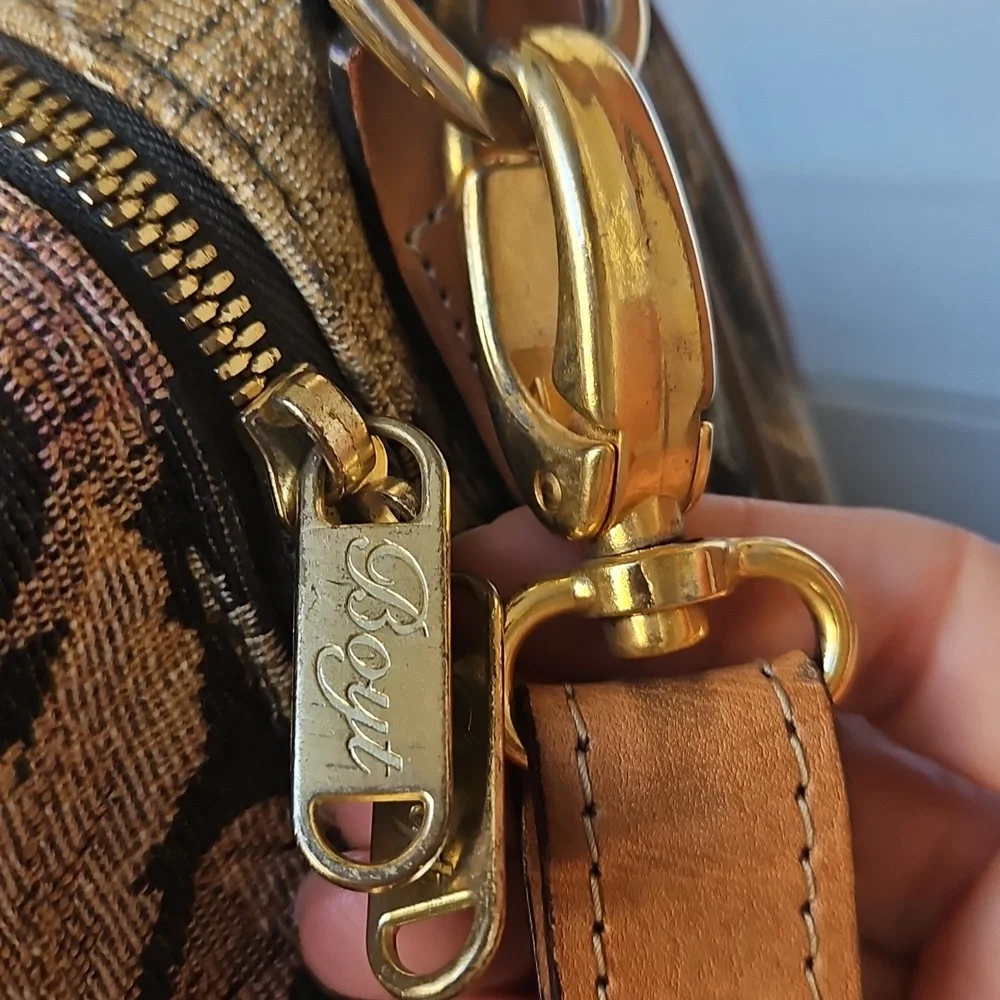 Boyt Vintage Tapestry Travel Bag With Adjustable Strap - Picture 5 of 6